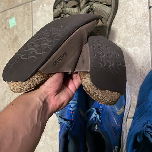 5x pair shoe lot (2) Hoka one one (2) keens (1) Birkenstocks - Picture 5 of 10